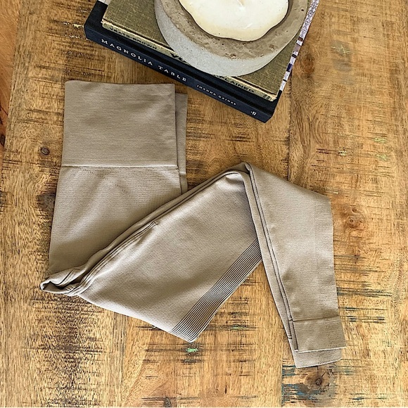 Set Active Sculptflex Leggings in Sand Size Small - Picture 6 of 13